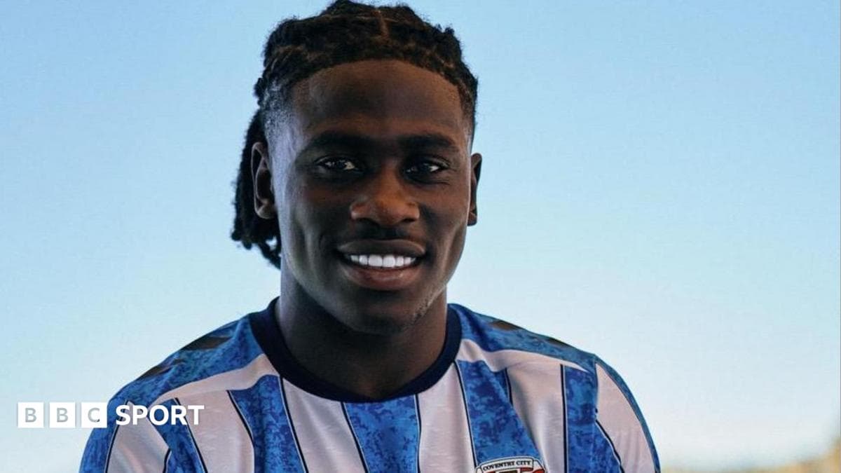 Loum Tchaouna vestido con la camiseta de Coventry City en acción