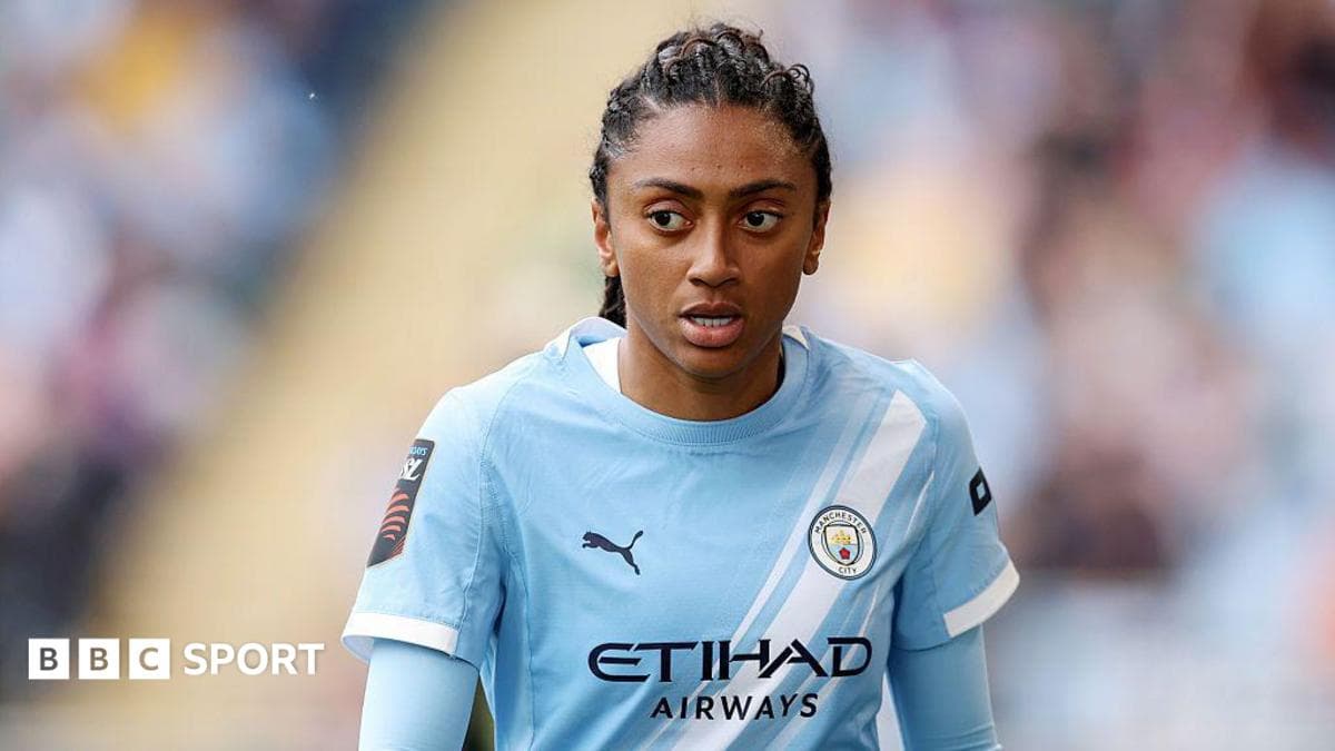 Kerolin vestindo a camisa do Manchester City durante partida na Women's Super League