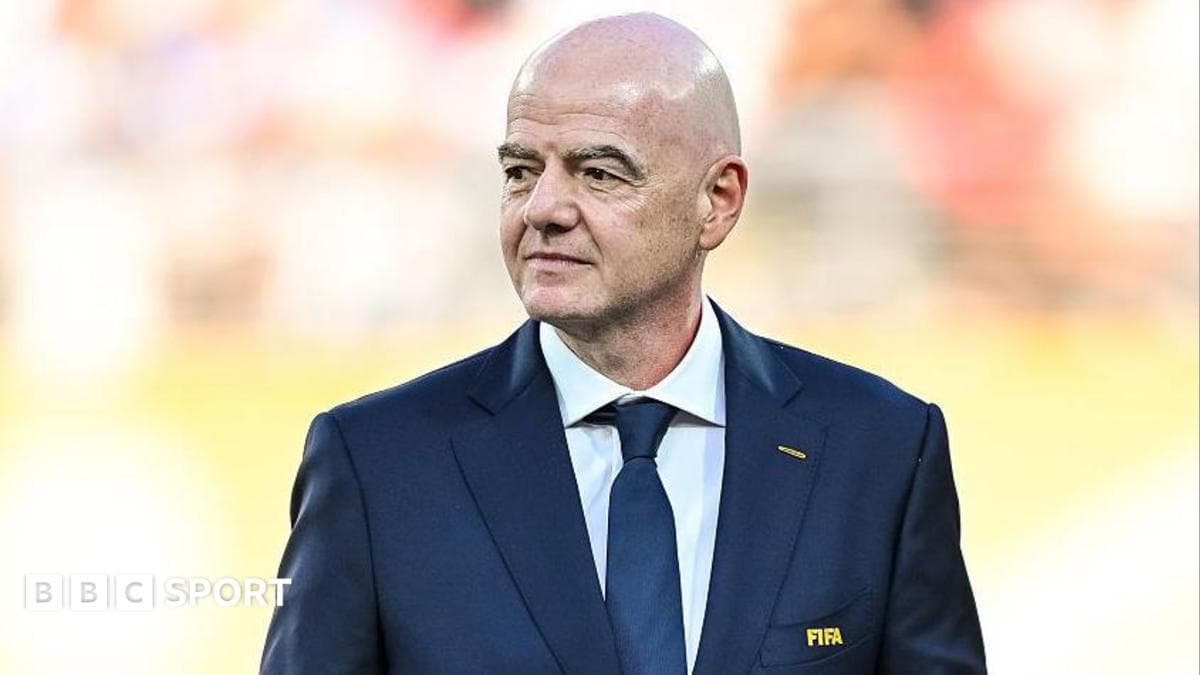 Gianni Infantino em reunião executiva da Fifa, discussão de propostas