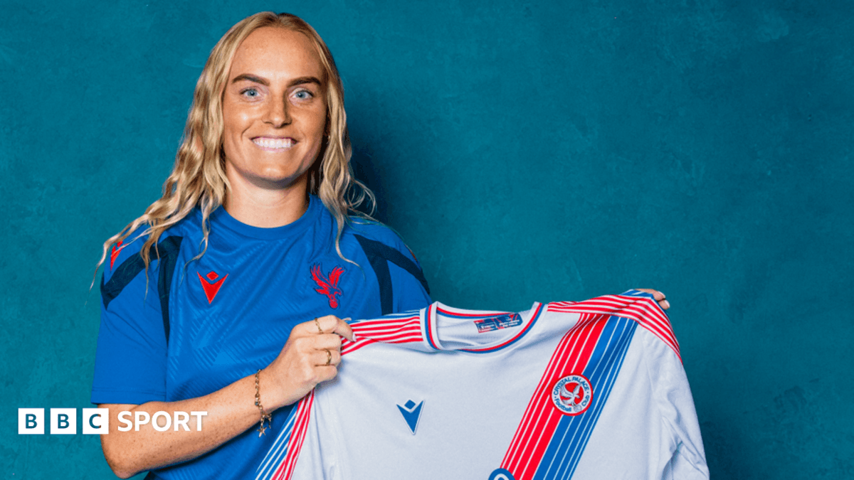 Molly Bartrip playing for Crystal Palace in Women's Super League match