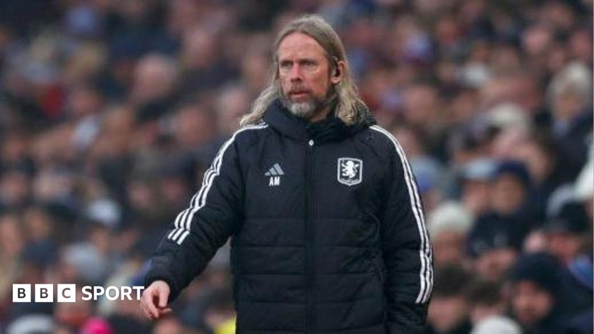 Austin MacPhee coaching set-piece drills with Chelsea