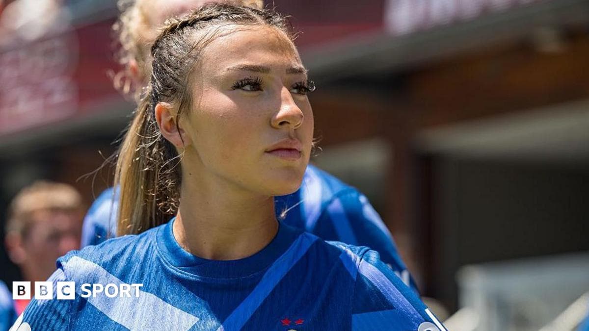 Erica Meg Parkinson jogando pela seleção feminina sub-20 da Inglaterra na preparação para Mundial