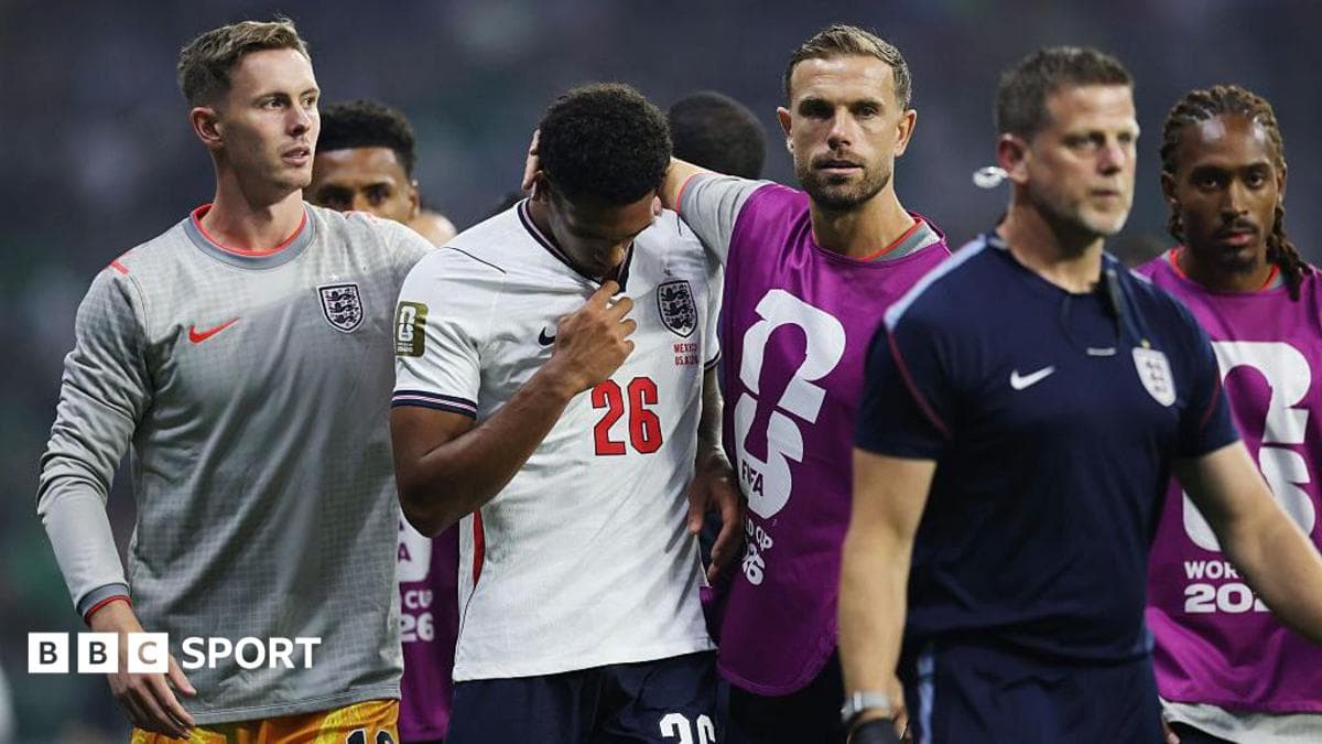 Jarell Quansah se lamenta após receber cartão vermelho contra México