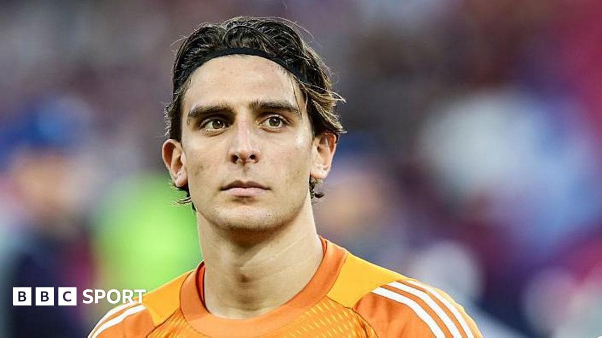 Konstantinos Tzolakis em ação durante jogo pelo Olympiacos