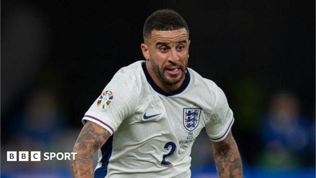 Kyle Walker em ação durante jogo de futebol com a seleção inglesa